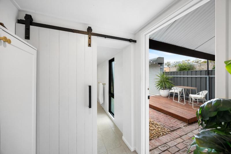 Velvet Cottage - Couple's City Escape with Courtyard - image 9