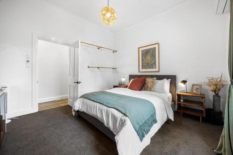 Velvet Cottage - Couple's City Escape with Courtyard - image 10