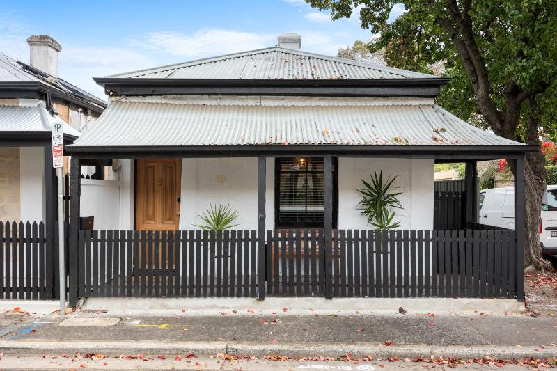 Velvet Cottage - Couple's City Escape with Courtyard - image 15