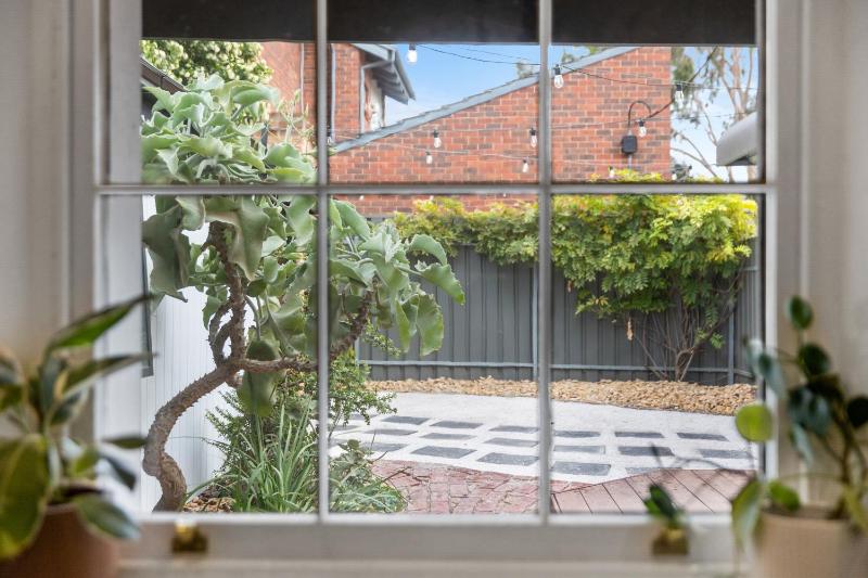 Velvet Cottage - Couple's City Escape with Courtyard - image 16