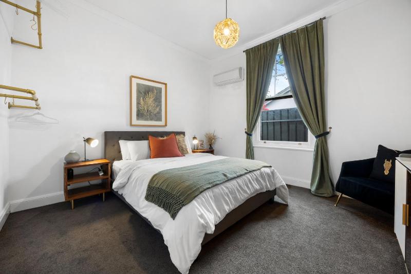 Velvet Cottage - Couple's City Escape with Courtyard - image 6