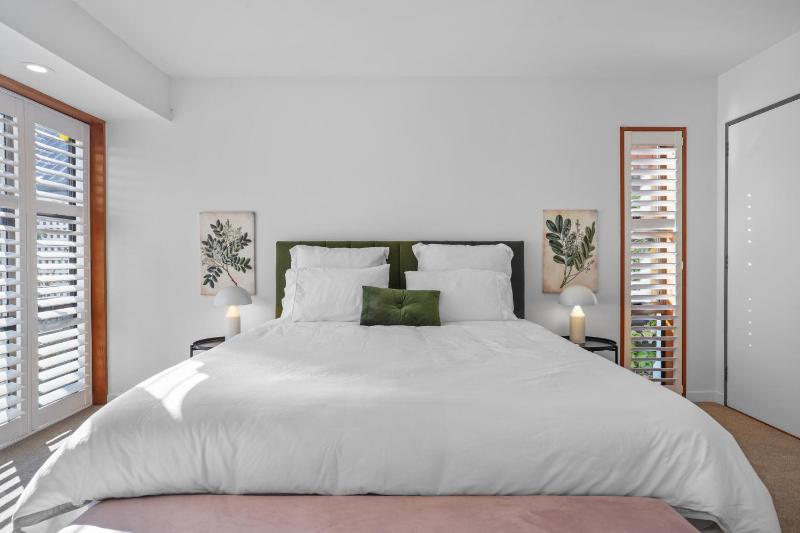 Stylish Fendalton Townhouse - Prime Location - image 11
