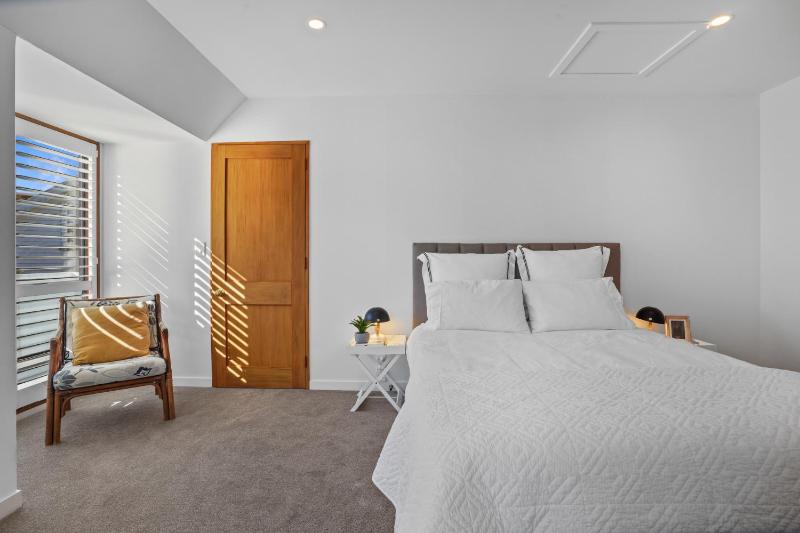 Stylish Fendalton Townhouse - Prime Location - image 4