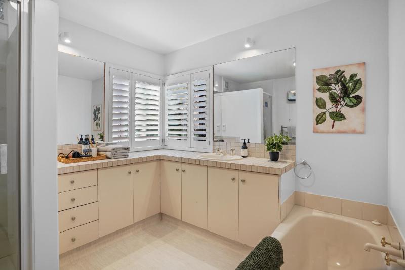 Stylish Fendalton Townhouse - Prime Location - image 19