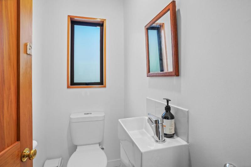 Stylish Fendalton Townhouse - Prime Location - image 21