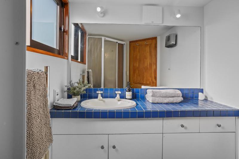 Stylish Fendalton Townhouse - Prime Location - image 6