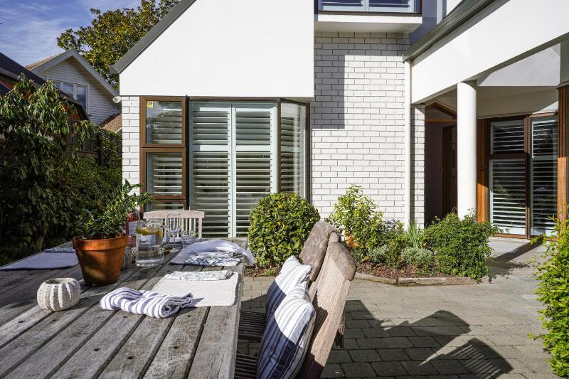 Stylish Fendalton Townhouse - Prime Location - image 13