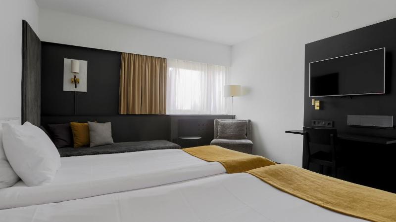 Superior Triple Room image 4