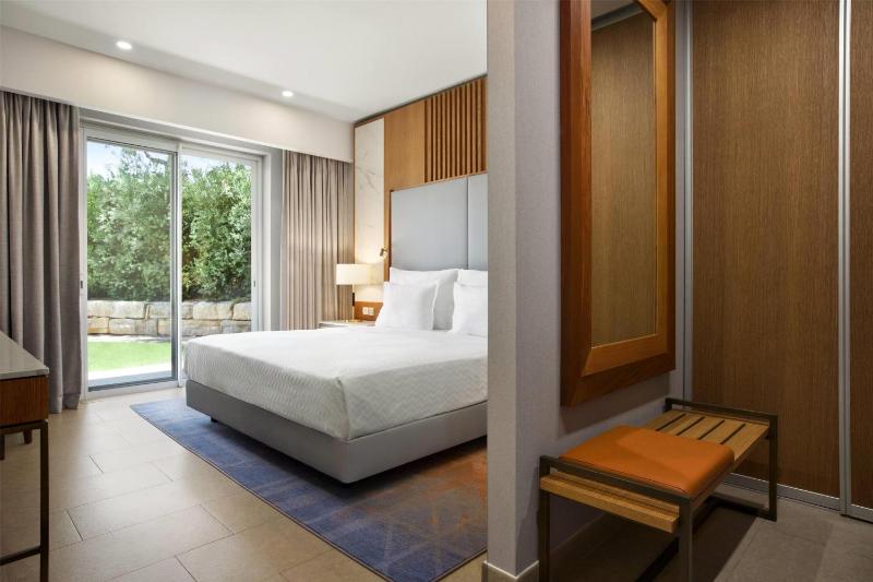 Accessible One Bedroom Sunset Suite image 1