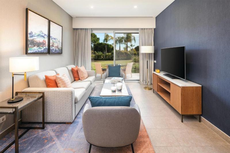 One Bedroom Sunset Suite image 4