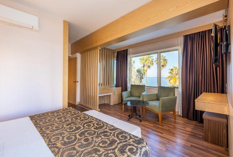 Superior Family Room image 4
