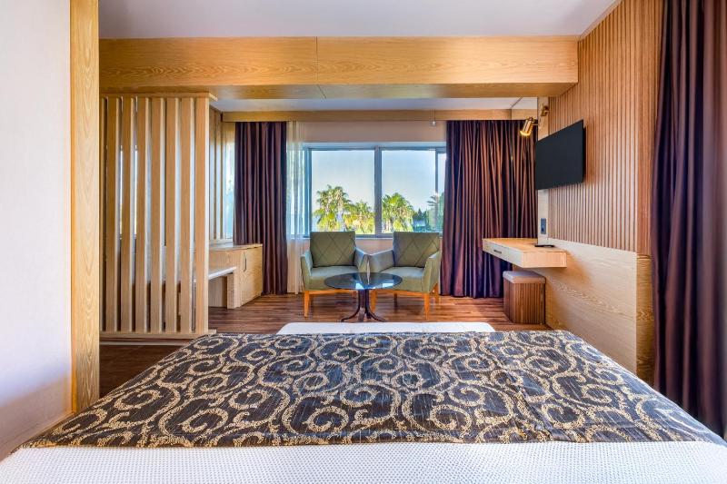 Superior Family Room image 3