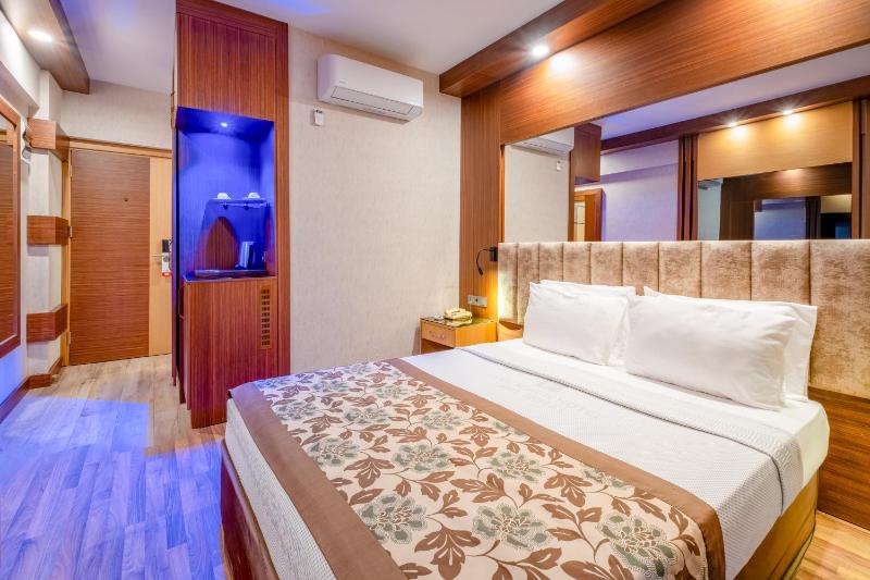 Standard Double Room image 3