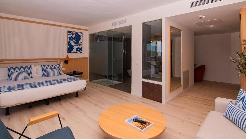 Junior Suite with View and Hot Tub image 3