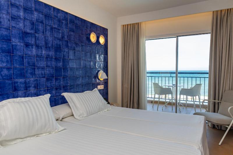 Double or Twin Room with Sea View image 3