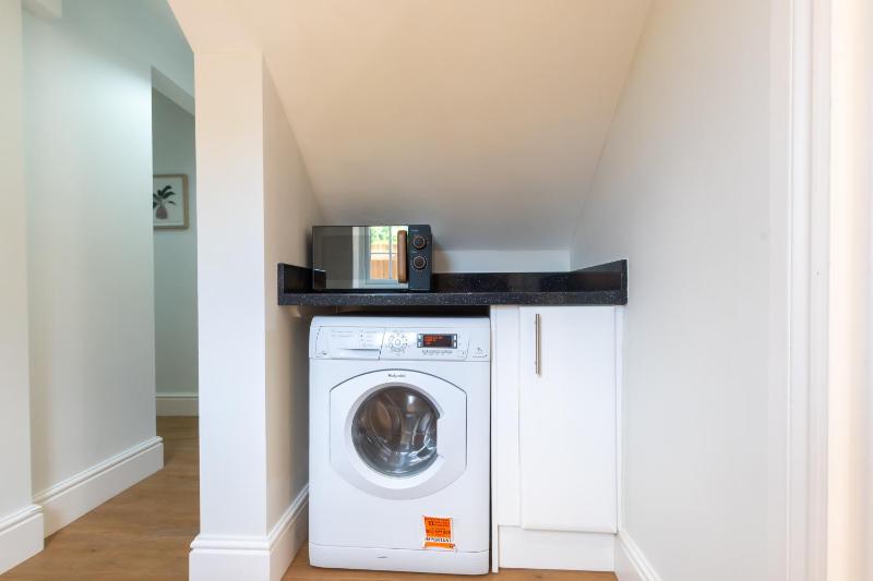 2 Bedroom Apartments By Smart Apartments Short Lets & Serviced Accommodation Apartment Southampton With Free WiFi - image 7