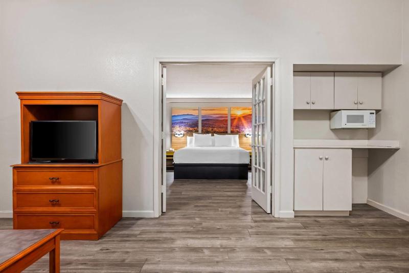 One-Bedroom King Suite - Non-Smoking image 3