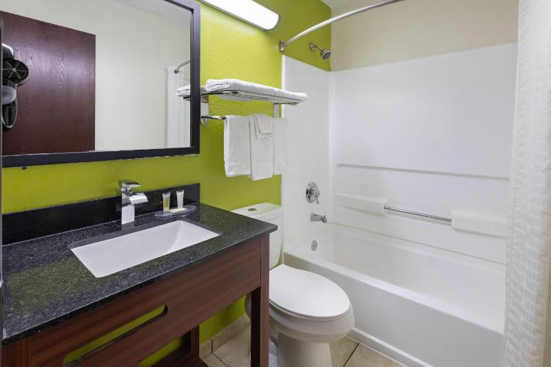 Queen Room - Non-Smoking image 1