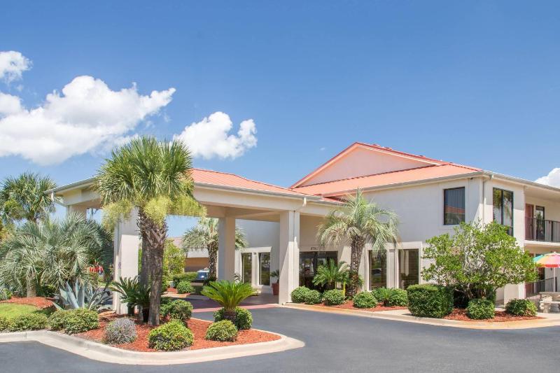 Days Inn & Suites by Wyndham Navarre - near Beaches/Hurlburt - image 1