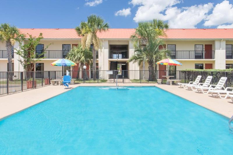 Days Inn & Suites by Wyndham Navarre - near Beaches/Hurlburt - image 28