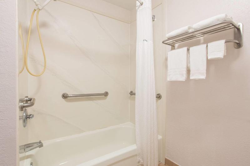 Days Inn & Suites by Wyndham Navarre - near Beaches/Hurlburt - image 29