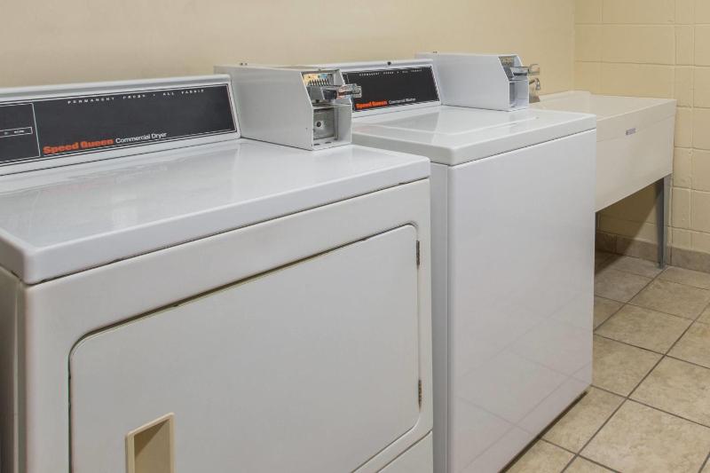 Days Inn & Suites by Wyndham Navarre - near Beaches/Hurlburt - image 25