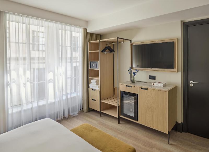 King Room with Accessible Shower - Disability Access image 4