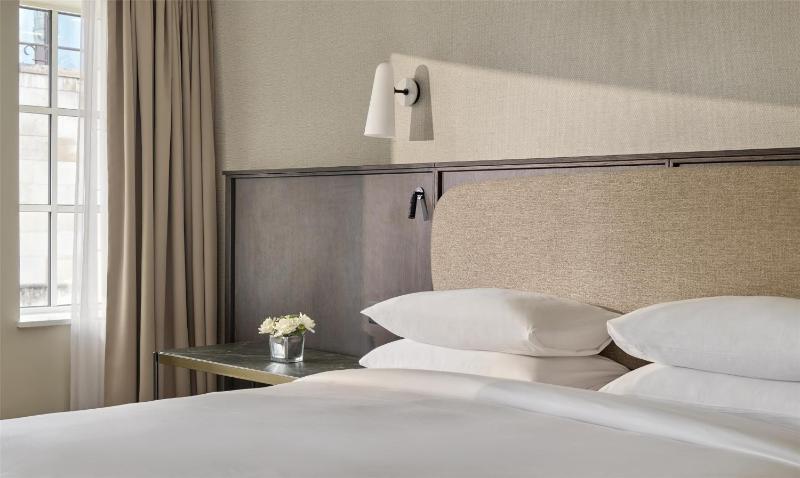 King Room with High Street View image 3