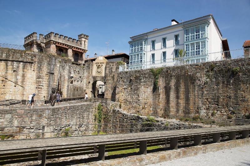 Deluxe Apartment image 2