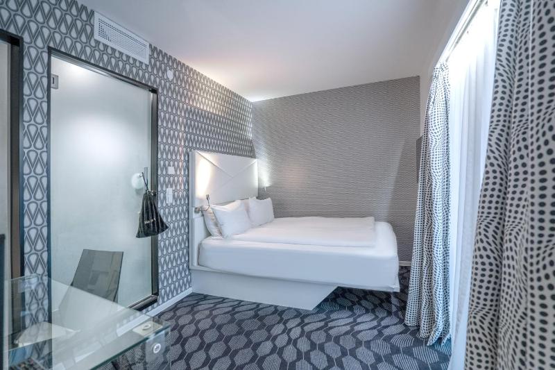 Standard Double Room (interior window facing atrium) image 4