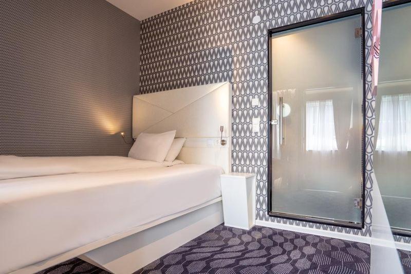 Standard Single Room (interior window facing atrium) image 3