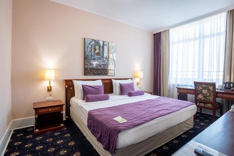 Deluxe Double or Twin Room image 4