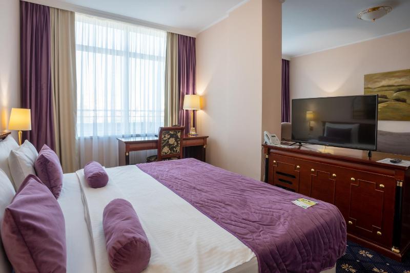 Deluxe Double or Twin Room image 3