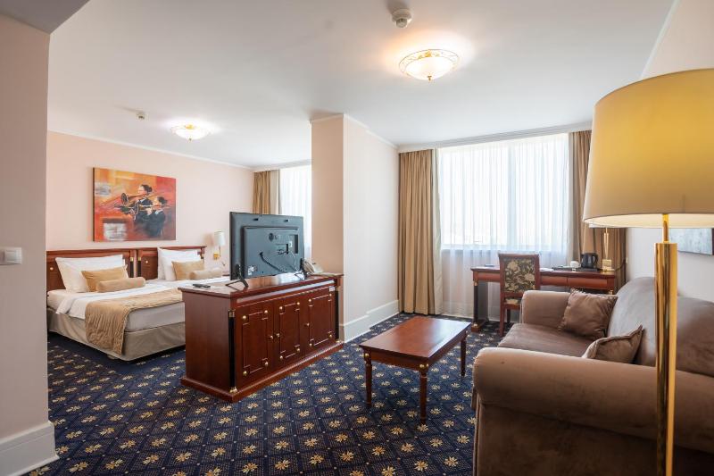 Deluxe Double or Twin Room image 2