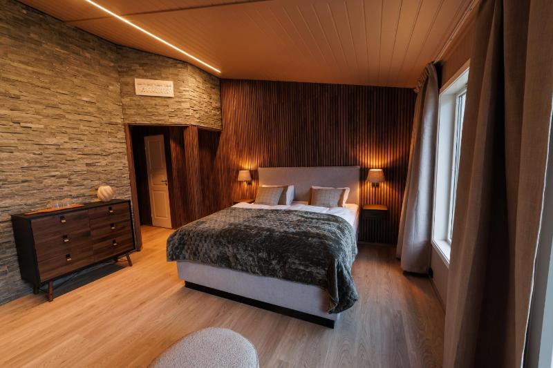 Deluxe Double Room with Balcony and Sea View image 3