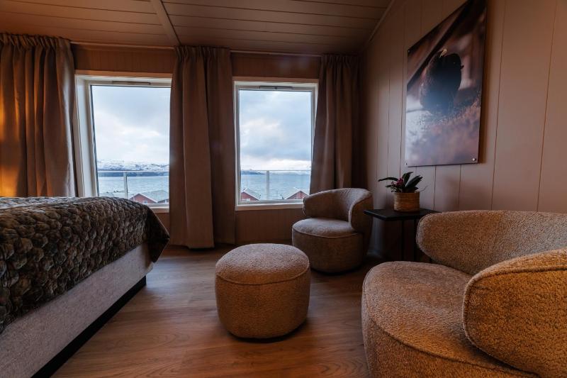 Deluxe Double Room with Balcony and Sea View image 2