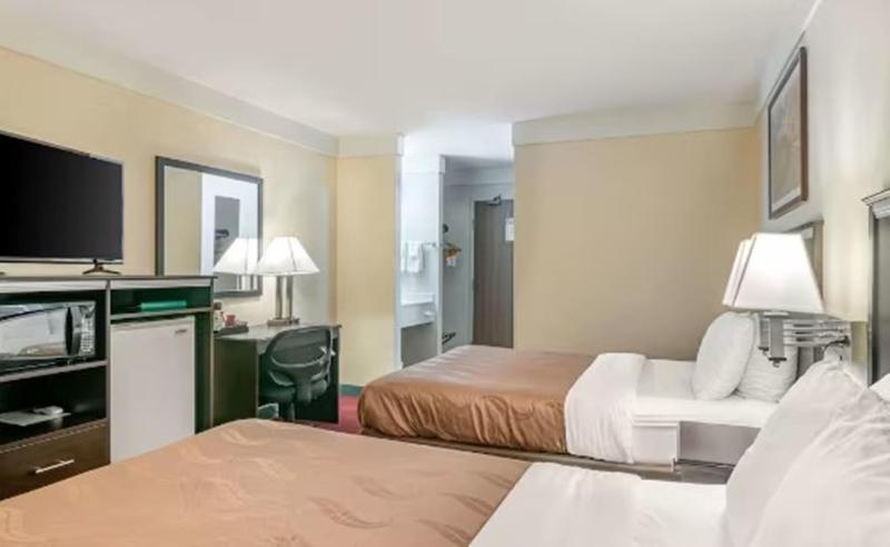 Queen Room with Two Queen Beds - Non-Smoking image 3
