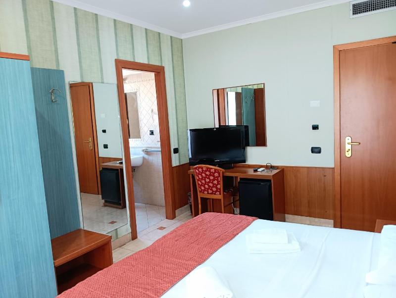 Standard Double or Twin Room with Balcony image 4