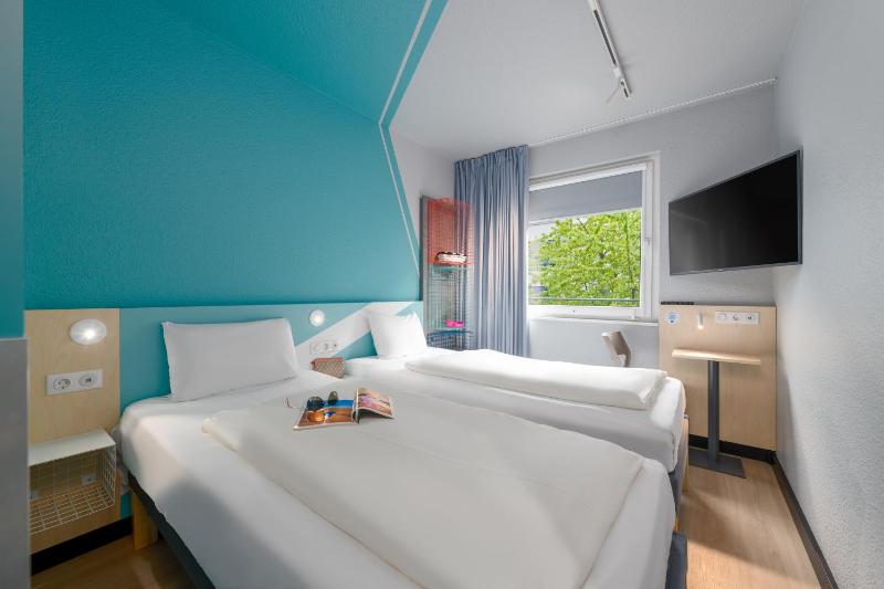 Double Room with Queen Bed image 2