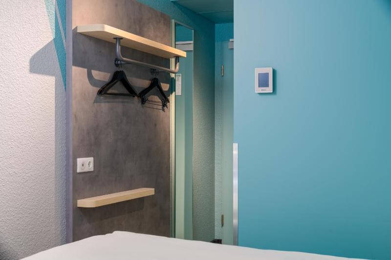 Double Room with Queen Bed image 3