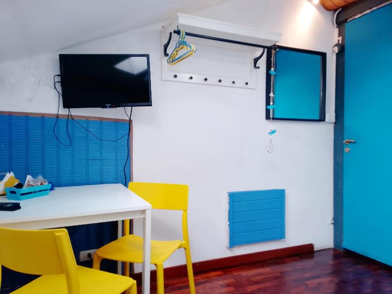 Twin Room with Shared Bathroom image 2