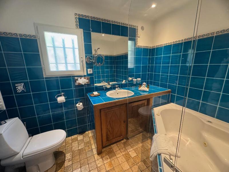 Suite with Hot Tub image 2