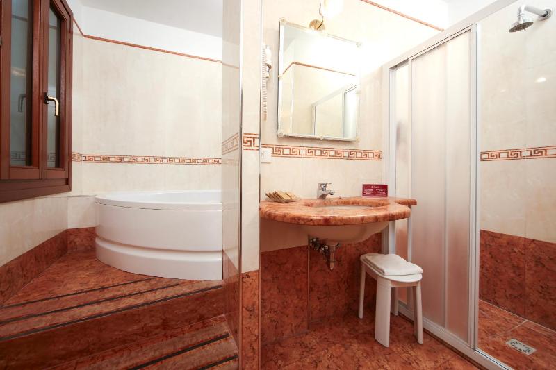 Quadruple Room image 2