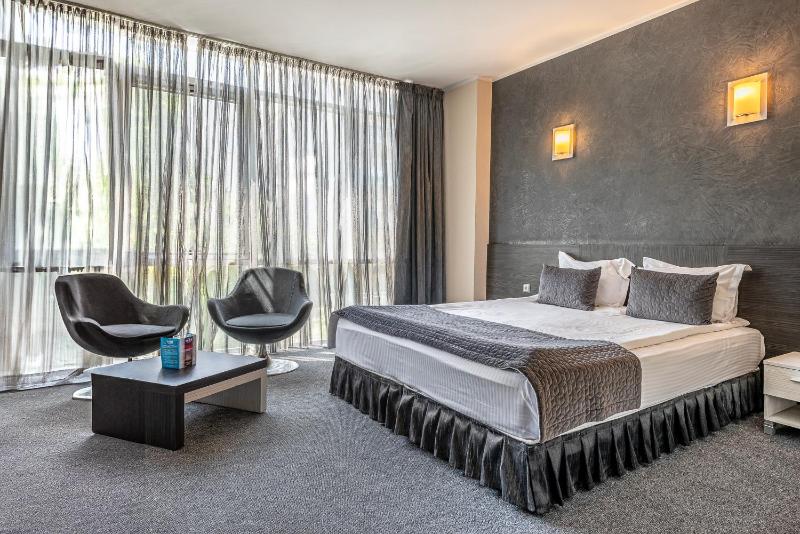 Deluxe Double Room image 3