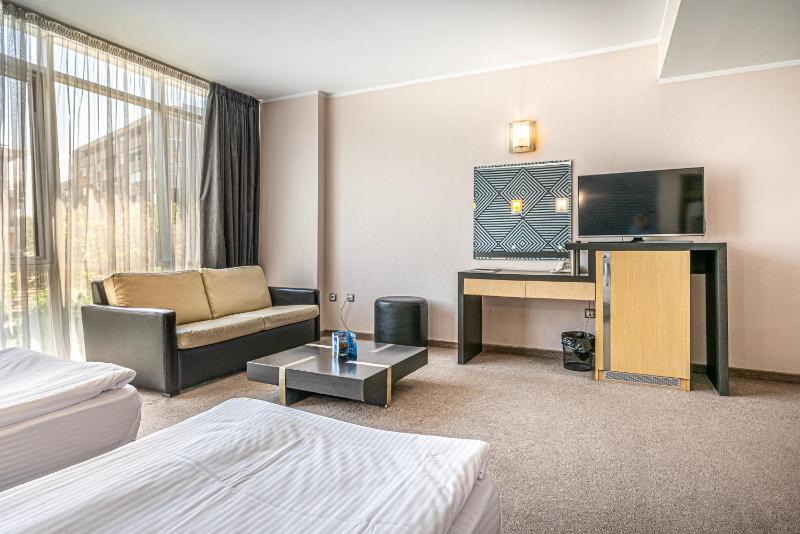 Twin Room image 4