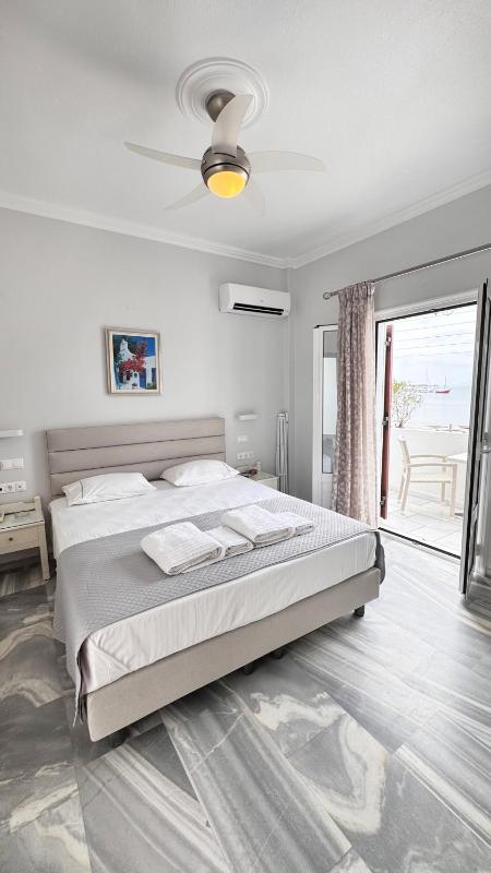 Double Room with Sea View image 1