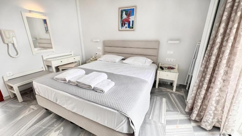 Double Room with Sea View image 4