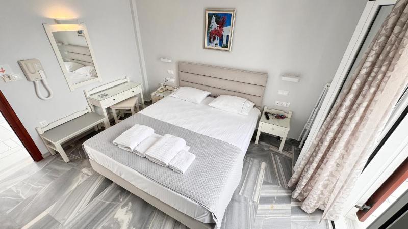 Double Room with Sea View image 3