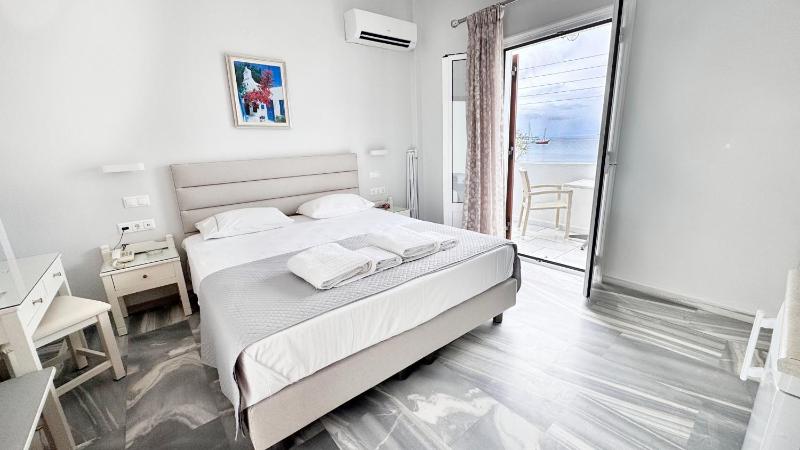 Double Room with Sea View image 2