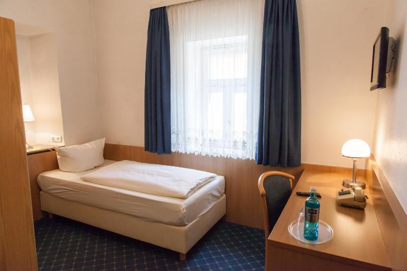 Standard Single Room image 3